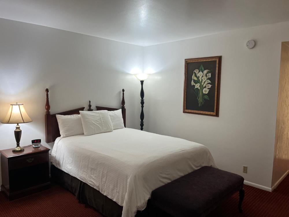 Queen Room interior